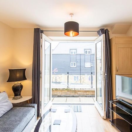 1-Bedroom Apartment With Balcony, Hoddesdon Luaran gambar