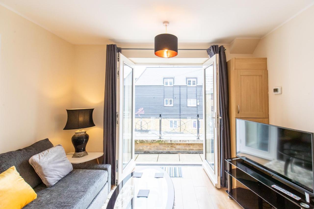 1-Bedroom Apartment With Balcony, Hoddesdon Luaran gambar