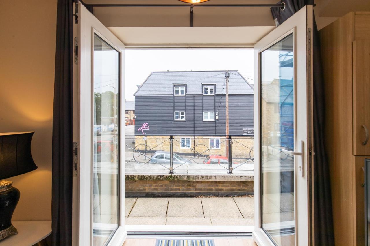 1-Bedroom Apartment With Balcony, Hoddesdon Luaran gambar