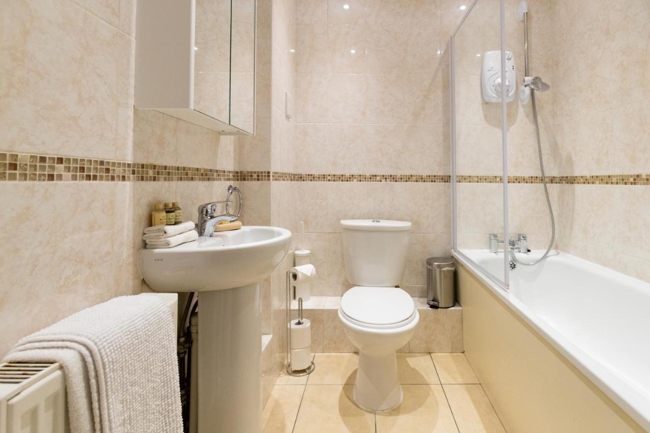 1-Bedroom Apartment With Balcony, Hoddesdon Luaran gambar