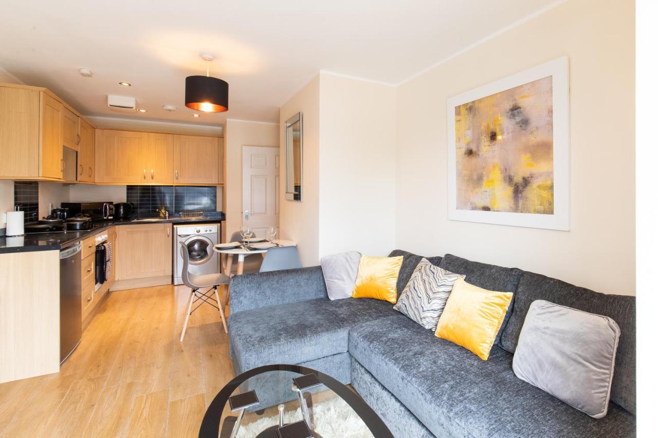 1-Bedroom Apartment With Balcony, Hoddesdon Luaran gambar