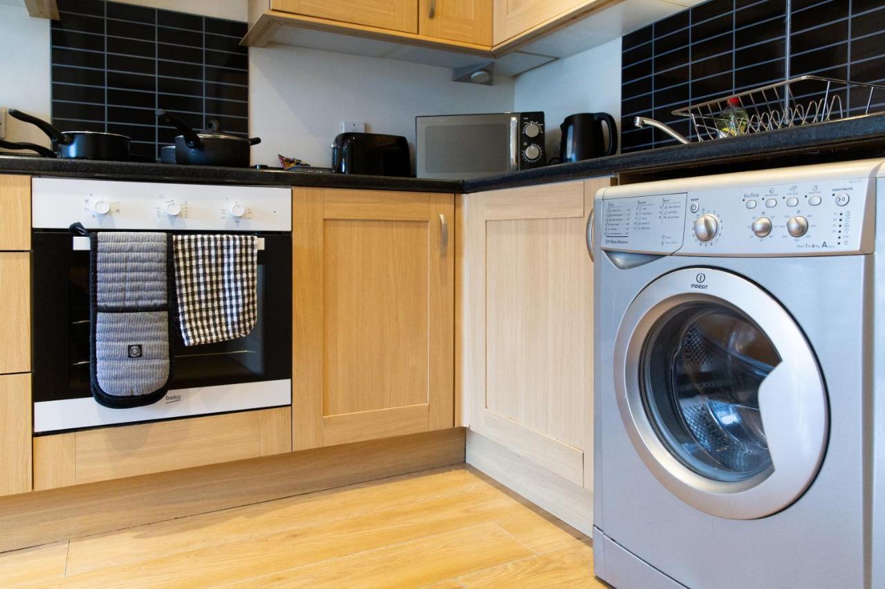 1-Bedroom Apartment With Balcony, Hoddesdon Luaran gambar